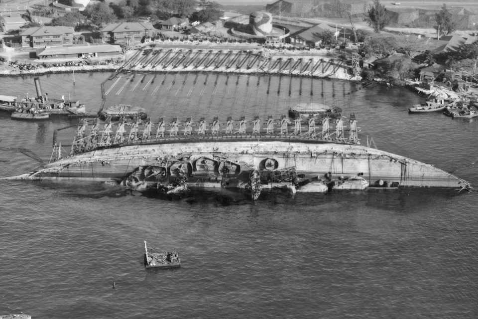 O primeiro ataque a Pearl Harbor destruiu importantes embarcações da Marinha dos EUA